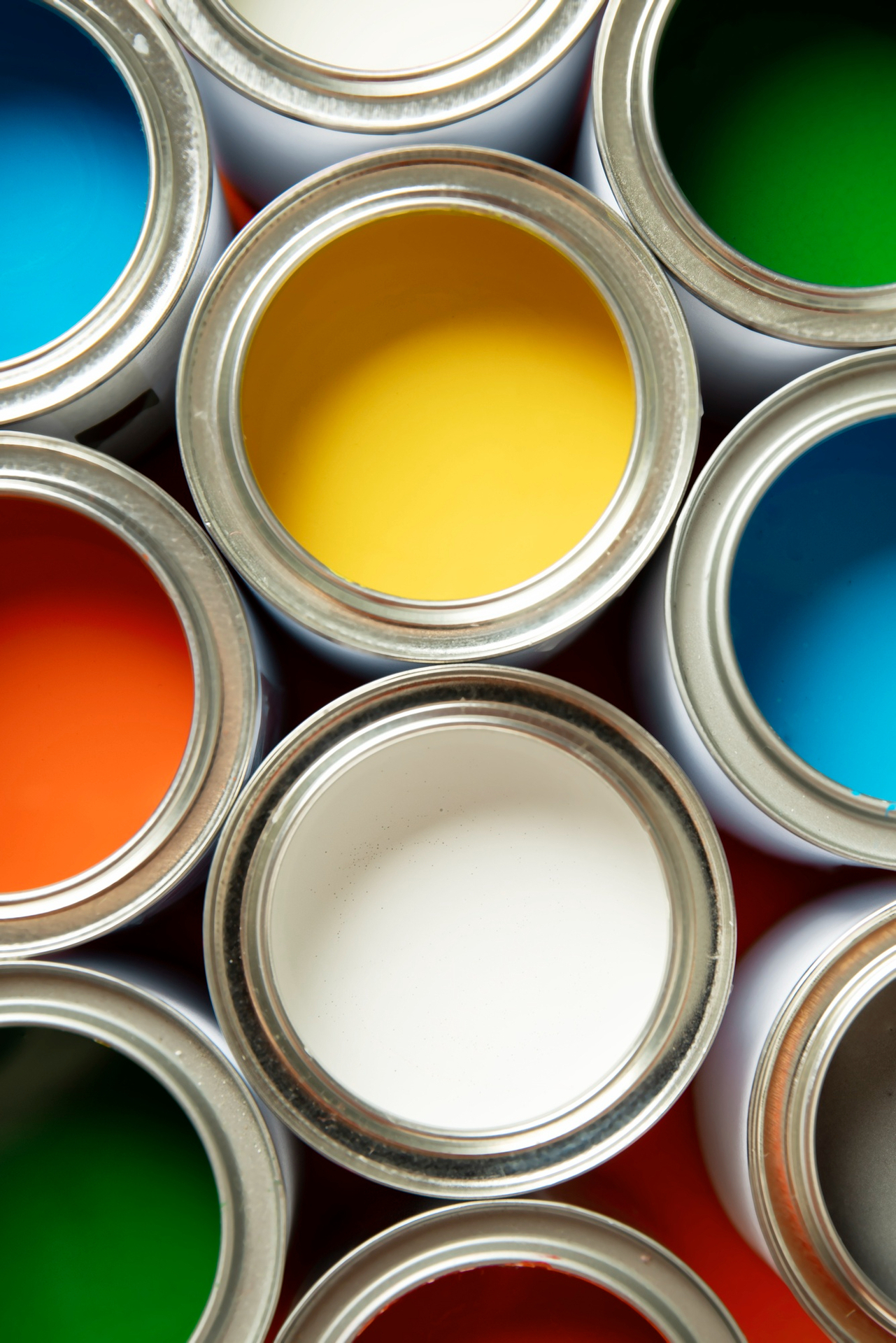 Pots ouverts de peinture de différentes couleurs